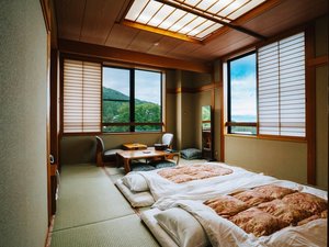 窓の外に蔵王の景色を望む、落ち着いた雰囲気のツイン和室