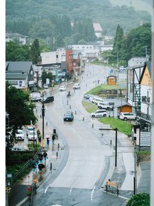 眼下に広がる蔵王温泉街。雨の日も風情ある景色。