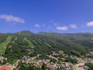 緑豊かな山々に抱かれた蔵王温泉街。四季折々の景色を満喫。