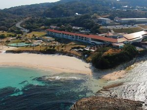 コバルトブルーの海に囲まれたリゾートホテル。すぐそばに角島大橋が架かっている絶景ホテルです。