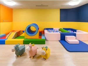 小さなお子さまが自由に楽しめる「わくわくひろば」。安全・安心な遊具スペースです。