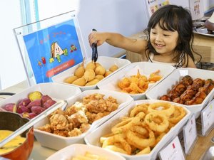 【お子さまビュッフェ】小さなゲストでも手が届く低目のビュッフェボードでお料理お選びいただけます