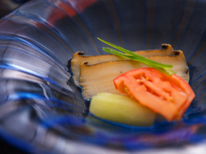 【鮑】初夏から旬を迎えます。富山県湾天然鮑の独特の食感と甘みが広がります。