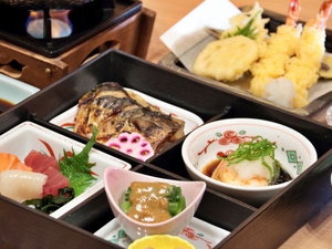 夕食/京雅膳(一例)/京都の夜を彩る湯葉・湯豆腐のほか、お造りや天ぷら、焼き魚などちょうど良い内容
