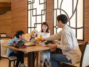レストラン利用イメージ:お食事もわんちゃんと一緒に。素敵な時間をお過ごしください。