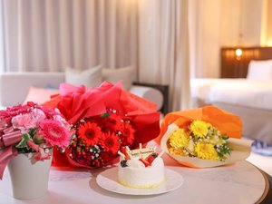 ケーキ・花束*画像はイメージです。(有料オプション・予約制ケーキ3日前・花束7日前まで)