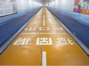 【関門トンネル人道】福岡県と山口県の県境を歩い渡れる海底トンネルです。