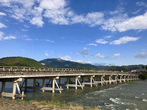 嵐山・渡月橋(電車やバスで約40分)