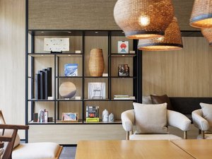 ライブラリーコーナー:地域の名品、地元のアーティスト、工芸作家による作品のご紹介