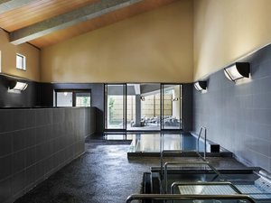 神鍋温泉 ゆとろぎ(ホテルから徒歩1分):道の駅隣接。ジェット風呂、主浴槽、水風呂などがあります