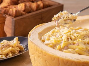 トリュフ香るチーズクリームペンネや焼きたてクロワッサン等、素材にこだわった朝食が人気