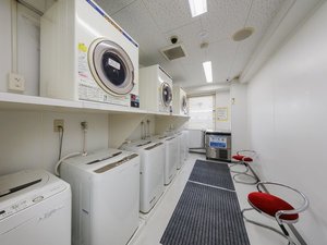 ランドリーコーナー(7:00〜23:00 洗濯機:無料、乾燥機:有料、洗剤はフロントにて販売)