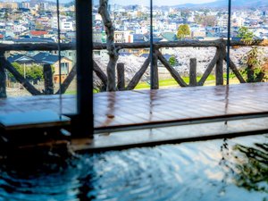 �y�W�]����E�j���z���̔��𓒂�����Ɩ����āA����̏�i���������������܂��B