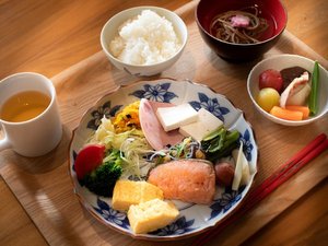 �y���H�z�ΐ쌧�ɂ���������H�ނ̈�i���𒩐H�ɏW�߁A�a�E�m�H����ւ�Ŋ�{�u�b�t�F�`���Œ񋟁B