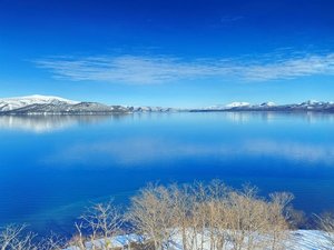 ホテル客室から眺める、雪で白く染まった冬の屈斜路