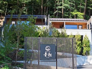 看板と建物外観