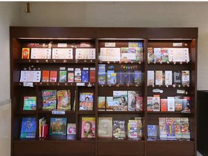 【観光コーナー】オススメの飲食店MAPや観光地のパンフレットを設置しています。