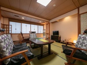 半露天風呂付きスイートルーム「つきかげ」83平米リビング(最上階4F角部屋 瀧山・高湯通りを一望)