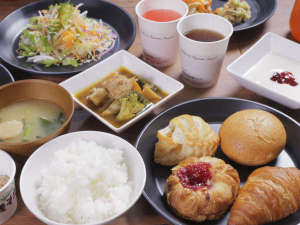 朝食時間【 平日・土 】6:30〜8:30【 日 ・祝 】6:30〜9:00 焼き立てパンが香るビュッフェ形式です