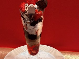 ラウンジ『クラッセリア』特製チョコっと苺パフェ