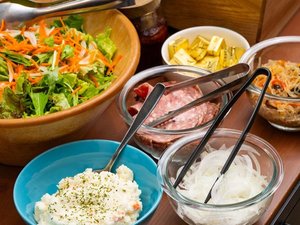 【朝食】朝からヘルシーなサラダも。ドレッシングは和風とシーザーをご準備しております。