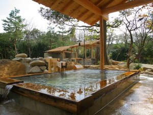【混浴大露天風呂】田んぼの湯。湯あみ着着用で入る混浴大露天は女性でも安心です。