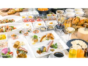 【朝食】日替わりメインプレート(三種)とブッフェメニュー(※10/1からのメニュー例)