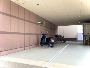 屋根付き駐輪場・自転車は館内やお部屋へのお持ち込み可能です
