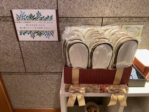 各お部屋に備え付けの消毒済みスリッパがございますが気になる方は使い捨てスリッパをご利用ください