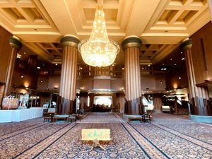 森の木と滴をイメージした開放感のあるロビーでお客様をお迎えいたします。