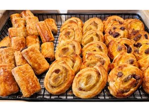 ご到着のひとときに、パンとドリンクをお楽しみください