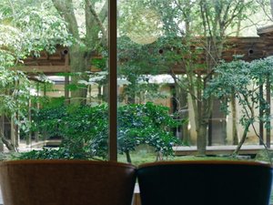 ロビーでは、庭園の木々を眺めながら心地良い時間を。