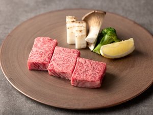 佐賀県が誇るブランド牛「佐賀牛」は肥沃な土地の指定農場で肥育された特別なお肉です。