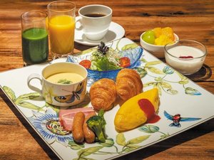 ���m�H�܂��͘a�H�v���[�g�ƃn�[�t�u�b�t�F�X�^�C���̒��H�ł��B�i���ʐ^�͗m�H�v���[�g�ł��j