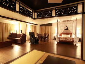 『アジアンスイート』最上階にあるバリから輸入された家具で統一されたお部屋。リビングには天蓋ベッドも★