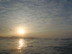 秋〜冬は山に夕日が沈みます