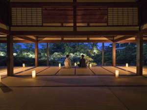 ・宿泊者限定で夜の大広間を開放しております。淡い光が映し出す美しい松濤園をご堪能ください。