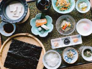 【ご朝食】有明海の一枚海苔や湯豆腐等、一日を元気にスタートできるよう心を込めてご用意させて頂きます。