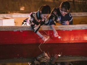 線香花火が水面に映る景色