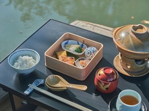 【大名家のお舟朝食】御花だからこそ楽しめる、お殿様のように、朝の特別な堀割をお舟で楽しむひととき。