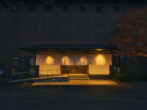 夜の松濤館外観・正面