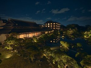 夜はお堀のライトアップもお楽しみいただけます。