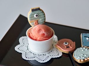 【プラン限定】ウェルカムスイーツの深紅のジェラートとオリジナル妖怪クッキー
