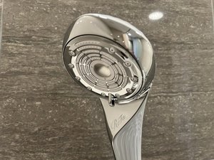 �S��ReFa�̃V�����[�w�b�h�����p�ӂ��Ă���܂��B