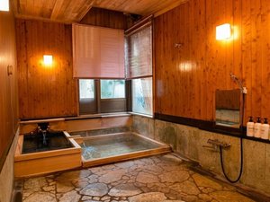 【女湯 檜風呂】浴槽や壁、天井まですべて檜で仕上げられており、贅沢な時間を過ごせます