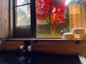 紅葉を愛でる、貸切檜風呂。