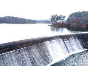 水が流れ落ちる光景は迫力があります