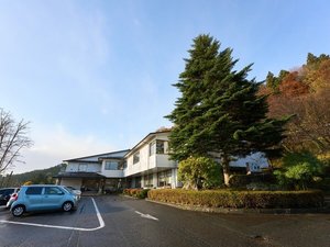 【外観】自然の中にひっそりとたたずむ本館