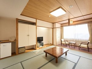 【和室10畳】畳の香りがどこか懐かしい、スタンダードなお部屋です。