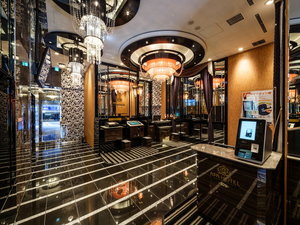 �J���I�ȋ�Ԃł��q�l�����o�}�����Ă���܂��B�G���x�[�^�[��2������܂��B